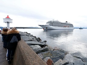 The cruise ship Viking Sky, that ran into trouble in stormy seas off Norway, reaches the port of Molde under its own steam on March 24, 2019. - Escorted by tugboats, the Viking Sky arrived at the port of Molde. Nearly a third of its 1,373 passengers and crew had already been airlifted off the ship after it lost power along a stretch of Norwegian coastline notorious for shipwrecks.