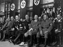 Ein undatiertes Bild zeigt den deutschen Nazi-Kanzler Adolf Hitler bei einer Kundgebung mit hochrangigen Nazi-Beamten.
