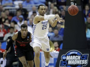 Kentucky's PJ Washington (25) passes as Houston's Fabian White Jr. gives chase during the second half of a men's NCAA tournament college basketball Midwest Regional semifinal game Friday, March 29, 2019, in Kansas City, Mo.