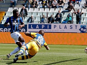 Atalanta's Duvan Zapata, left, scores during the Serie A soccer match between Atalanta and Parma at the Ennio Tardini Stadium in Parma, Italy, Sunday, March 31, 2019.