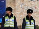 Polizisten stehen am 27. Januar 2019 vor der kanadischen Botschaft in Peking Wache.