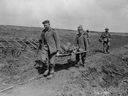 Einbringen der Verwundeten in Vimy Ridge im April 1917.