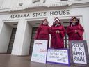 Als Mägde verkleidete Frauen nehmen am 17. April 2019 im Alabama State House in Montgomery, Alabama, an einem Protest gegen HB314, das Gesetz zum Verbot von Abtreibungen, teil.