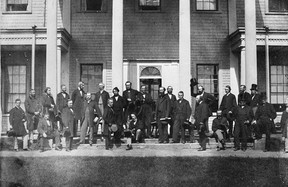Die Väter der Konföderation sind auf diesem Foto von der Charlottetown-Konferenz vom September 1864 zu sehen, die Kanadas Konföderation in Bewegung setzte.