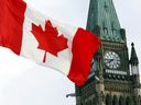 Die kanadische Flagge weht am 2. August 2015 auf dem Parliament Hill in Ottawa.