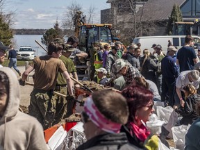 Army Reserve soldiers from 4th Canadian Division’s 31 Canadian Brigade Group take part in flood protection work in the Ottawa region on April 30, 2019.