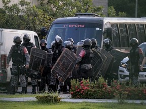 Brazilian riot police prepare to invade the Puraquequara Prison facility at Bela Vista community, Puraquequara neighborhood at the city of Manaus, Amazonas state on May 27, 2019. - At least 40 inmates were killed in four jails in northern Brazil on Monday, authorities said, in the latest wave of violence to rock the country's severely overpopulated and dangerous prison system.