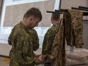 Oberstleutnant Corby spricht am 4. September 2019 mit 3 Royal Canadian Regiment über den Modernisierungsprozess für Soldatenkleidung und -ausrüstung in der Garnison Petawawa. 