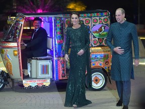 Britain's Prince William (R), Duke of Cambridge, and his wife Catherine, Duchess of Cambridge, arrive on a decorated auto-rickshaw to attend a reception in Islamabad on October 15, 2019. - Pakistani Prime Minister Imran Khan gave a warm welcome in Islamabad on October 15 to Britain's Prince William, the son of his late friend Princess Diana, who is on his first official trip to the country with his wife Kate.