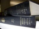 Ein Oxford English Dictionary wird am Sonntag, den 29. August 2010 im Hauptquartier der Associated Press in New York gezeigt.