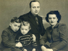 Yanek Arenbrg, far left, and his family before the Second World War.