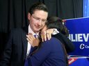 Pierre Poilievre umarmt seine Frau Anaida, nachdem er bei den Bundestagswahlen am 21. Oktober 2019 seinen Sitz im Ottawa-Reiten von Carlton gewonnen hat.