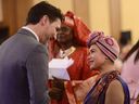Premierminister Justin Trudeau spricht mit der Sondergesandten der Afrikanischen Union für Jugend Aya Chebbi, als er am Samstag, den 8. Februar 2020 in Addis Abeba, Äthiopien, an einem hochrangigen Frühstückstreffen der Afrikanischen Union zur Gleichstellung der Geschlechter und zur Stärkung der Rolle der Frau in Afrika teilnimmt.