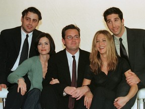 The cast of the American TV sitcom "Friends" (L to R) Matt Le Blanc, Courteney Cox, Matthew Perry,  Jennifer Aniston and David Schwimmer pose for pictures at Channel 4 Television centre March 25, 1998.