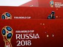 Ein Mitglied des russischen Katastrophenschutzministeriums spricht am 10. Juli 2018, am Vorabend des Halbfinalspiels der Weltmeisterschaft Russland 2018, auf seinem Smartphone, während er im Fußballpark mit dem Motto „FIFA WM 2018 Russland 2018“ auf dem Roten Platz in Moskau Wache hält zwischen Kroatien und England. 