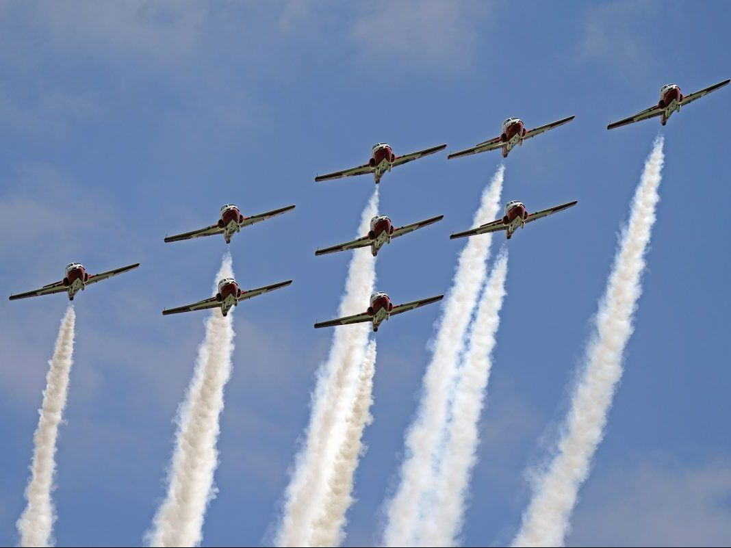 Ejection Seat Tangled With Pilot's Parachute During Snowbirds Crash In ...