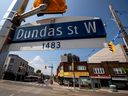 Ein Schild an der Dundas Street West ist am 10. Juni in Toronto abgebildet.