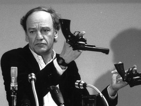 Hans Holmer, head of the investigation of the assassination of Olof Palme, shows two Smith & Wesson .357 Magnum revolvers during a press conference in Stockholm, Sweden March 31, 1986.