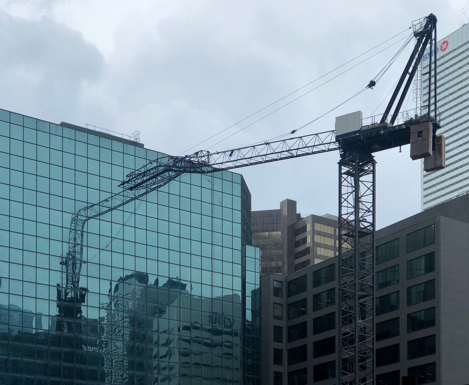 Collapsed Crane Hits Building In Downtown Toronto Minor Injuries Reported Windsor Star 