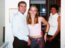 Von links: Prinz Andrew, Virginia Giuffre und Ghislaine Maxwell auf einem undatierten Foto.  Giuffre, eines der mutmaßlichen Opfer von Jeffrey Epstein, hat ausgesagt, dass sie im Alter von 17 Jahren in London zum Sex mit Prinz Andrew gezwungen wurde.