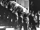 Der Sarg von Pierre Laporte wird bei seiner Beerdigung am 20. Oktober 1970 nach draußen geführt. Der stellvertretende Premierminister von Quebec wurde während der Oktoberkrise entführt und getötet.