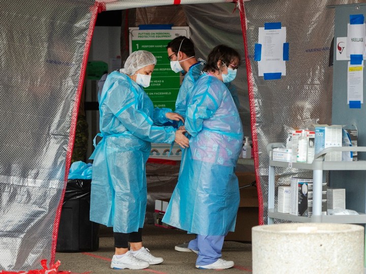  Healthcare workers put on protective equipment before entering the Vigi Mount Royal CHSLD senior’s residence in Montreal, Friday, May 15, 2020.