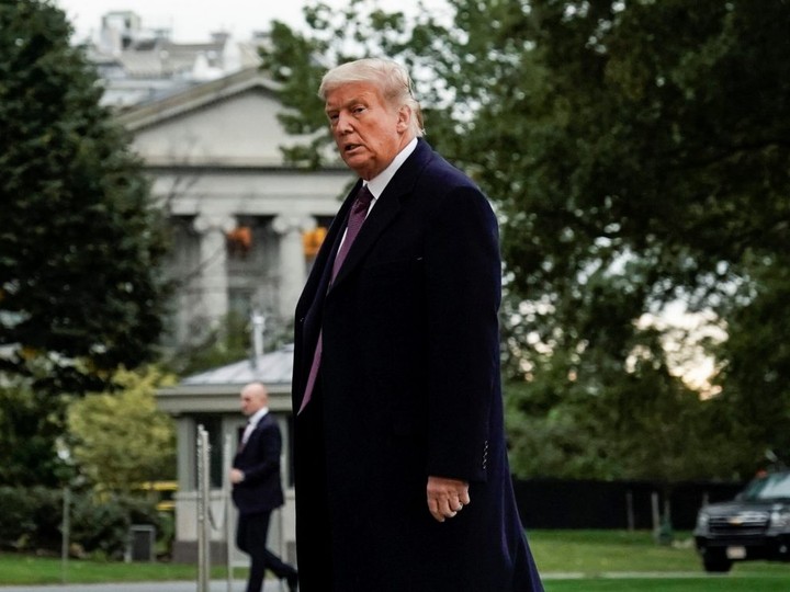 U.S. President Donald Trump walks from Marine One as he returns from Bedminster, New Jersey, on the South Lawn of the White House in Washington, U.S., October 1, 2020.
