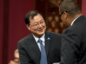 Scientist Ke Wu receives the Marie-Victorin award from Saul Polo, Parliamentary Assistant to the Minister of the Economy, Innovation and Exports, in Quebec City in 2014.