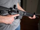 Ein Inhaber einer eingeschränkten Waffenlizenz hält am 1. Mai 2020 eine AR-15 in seinem Haus in Langley, BC.