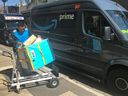Ein Amazon-Mitarbeiter lädt am 25. Februar 2019 in Los Angeles, Kalifornien, USA, einen Einkaufswagen aus einem Prime-Lieferwagen.