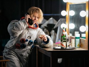 Sarah Jones as astronaut Tracy Stevens, clearly balancing spaceflight and fame in For All Mankind.