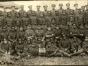 Kanadas erstes und einziges schwarzes Bataillon, das Baubataillon Nr. 2, ist auf einem Foto vom November 1916 zu sehen. Es wurde am 15. September 1920 nach dem Ende des Ersten Weltkriegs aufgelöst.