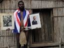 Der Stammesangehörige Sikor Natuan hält ein verblasstes Porträt des britischen Prinzen Philip in seinem abgelegenen Dorf in Vanuatu.