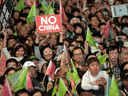 Taiwans erste Präsidentin, Tsai Ing-wen, ist entschieden gegen China und offensichtlich beliebt auf der Insel, wenn man bedenkt, dass sie letztes Jahr bei einem Erdrutsch wiedergewählt wurde.