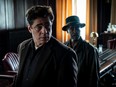 Benicio Del Toro and Don Cheadle in the Detroit Club for a pivotal scene in No Sudden Move.