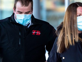 Römork bağlantısının çarptığı yerli kadının 21 yaşındaki kızı lösemiden öldü - alberta haberleri bugün Brayden Bushby, Thunder Bay, Ont'ta Barbara Kentner'ın ölümünde adam öldürmekten suçlu bulunduktan sonra mahkumiyet duruşmasının ardından annesiyle birlikte adliyeden ayrıldı.