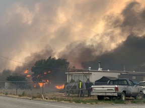 Rauch steigt am 30. Juni 2021 aus Lytton, BC, auf, nachdem Waldbrände seine Bewohner zur Evakuierung gezwungen hatten – einen Tag, nachdem die Stadt mit 49,6 Grad Celsius einen kanadischen Temperaturrekord aufgestellt hatte.