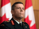 Generalmajor.  Dany Fortin hört sich während einer Pressekonferenz am Dienstag, den 5. Januar 2021 in Ottawa eine Frage an.