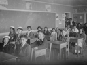 Auf diesem undatierten Foto sitzen Schüler in einem Klassenzimmer der Kuper Island Indian Residential School, die von 1890 bis 1975 in der Nähe von Chemainus, British Columbia, betrieben wurde.