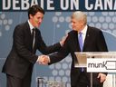 Datei: Der konservative Führer Stephen Harper (rechts) und der liberale Führer Justin Trudeau schütteln sich die Hände, nachdem sie am Montag, den 28. September 2015 in Toronto an der Munk-Debatte über Kanadas Außenpolitik teilgenommen haben. DIE KANADISCHE PRESSE/POOL-Mark Blinch 