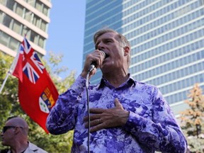 Der Vorsitzende der People's Party of Canada (PPC), Maxime Bernier, spricht während einer Protestkundgebung vor dem Hauptsitz der Canadian Broadcasting Corporation (CBC) in Toronto, Ontario, Kanada, am 16. September 2021.