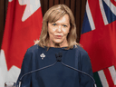 Gesundheitsministerin Christine Elliott sprach am 14. September 2021 über das COVID-19-Impfzertifikatprogramm der Provinz. Am Mittwoch sagte sie, Ontario werde nicht dem Beispiel anderer Provinzen folgen, die diese Woche damit begonnen haben, die Impfpassregeln aufzuheben und die Maskierung zu beenden Anforderungen in naher Zukunft. 