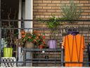 Ein orangefarbenes T-Shirt hängt in Vorbereitung auf den ersten Nationalfeiertag für Wahrheit und Versöhnung am Donnerstag, den 30. September, auf einem Balkon in Toronto. (Peter J. Thompson/National Post)