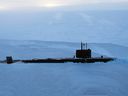 Das U-Boot HMS Trenchant der Royal Navy, nachdem es das meterdicke Eis des Arktischen Ozeans durchbrochen hatte.