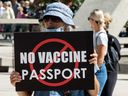 Menschen protestieren am 1. September 2021 vor dem Rathaus von Toronto gegen die Einführung von COVID-19-Impfstoffzertifikaten durch die Regierung von Ontario.