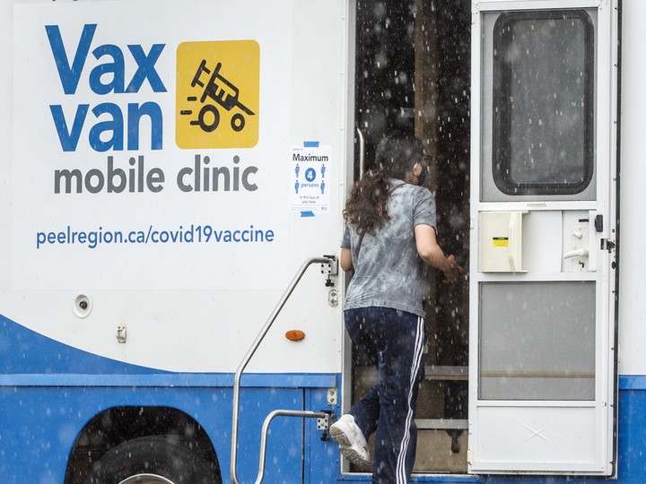  MISSISSAUGA, ONTARIO: AUGUST 26, 2021—A person wearing a mask arrives for vaccination at the Region Of Peel Vax Van at Mississauga’s Westwood Square during the COVID-19 pandemic, Thursday August 26, 2021. [Peter J Thompson/National Post]