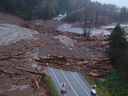 Highway-Crews begutachten den Schaden an einer Auswaschung des Highway 7, einer von zwei Highways, die das untere Festland mit Hope, BC, und Gemeinden dahinter verbinden.  Eine Kaskade katastrophaler Auswaschungen hat den gesamten Straßen-, Schienen- und Pipelinezugang zwischen Coastal BC und dem Rest Kanadas abgeriegelt. 