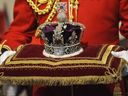 Queen Elizabeth trug die Imperial State Crown unter anderem zu Parlamentseröffnungen. 