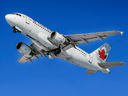 Ein Air Canada Airbus A319 hebt vom internationalen Flughafen Pierre Elliott Trudeau in Montreal ab.  Gemäß dem Air Canada Public Participation Act ist die Fluggesellschaft die einzige kanadische Fluggesellschaft, die dem Official Languages ​​Act unterliegt.