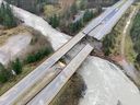 Der Coquihalla Highway 5 wird am Sowaqua Creek durchtrennt, nachdem verheerende Regenstürme Überschwemmungen und Erdrutsche nordöstlich von Hope, British Columbia, verursacht haben.  Foto: BC Ministerium für Verkehr und Infrastruktur/Handout via REUTERS